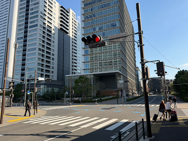 交差点「武蔵小杉駅横須賀線口」を斜め方向に2段階で渡ってください。