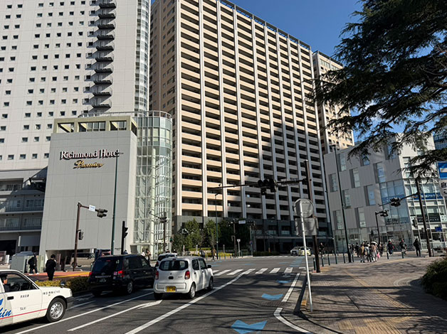 交差点「中原消防署前」を渡ってまっすぐお進みください。
左手奥にリッチモンドホテルが見えます。