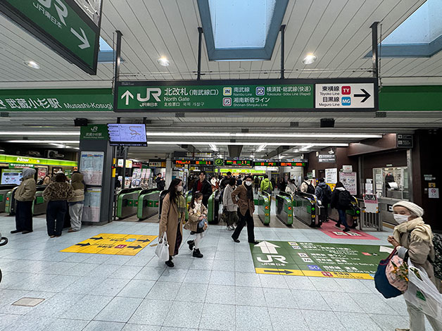 JR武蔵小杉駅「北改札(南武線口)」を出て、東急線方向に進みます。