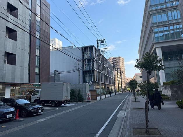 左手に「セブンイレブン」、「コインパーキング」が見えてくるのでその先にある建物がHAL探偵社 神奈川武蔵小杉支店になります。
4階までエレベーターで上がり、4階に着いたらお電話ください。