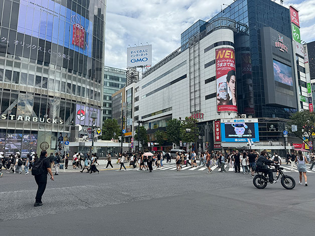 「渋谷スクランブル」交差点のマークシティ側から移動される場合。
スターツのビジョン側に渡り、そのまま原宿方向に進みます。
「タワーレコード渋谷」方向です。