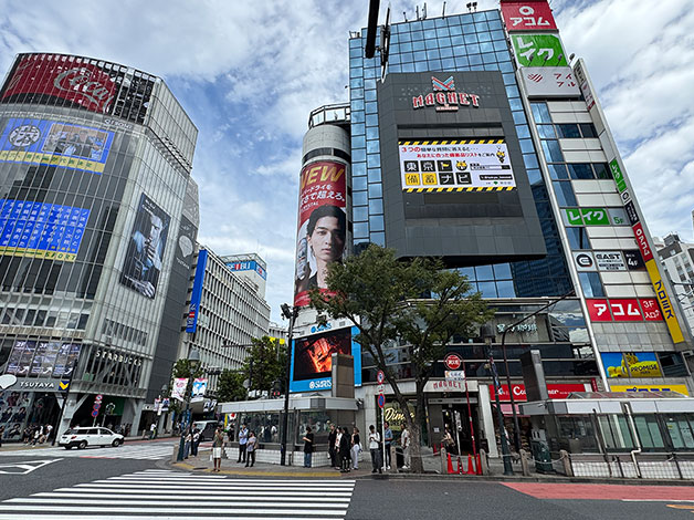 「渋谷スクランブル」交差点のハチ公側から移動される場合。
スターツのビジョン側に渡り、そのまま原宿方向に進みます。
「タワーレコード渋谷」方向です。