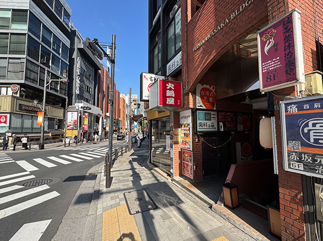 右に曲がったらそのまま真っすぐ進みます。