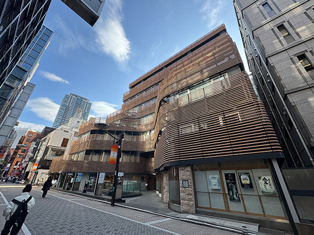 100mほど進むと右側に「HAL探偵社 東京赤坂支店」が入る「Daiwa赤坂ビル」があります。
木目調の格子が波打つデザインが特徴的な建物です。