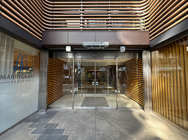 1階の正面玄関を入り、1階エントランスにあるエレベーターで7階に上がってください。