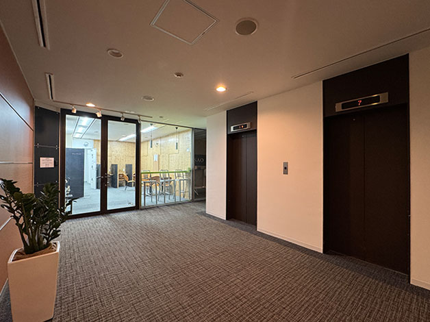 7階でエレベーターを降りたら本部にお電話ください。担当者がお迎えにいきます。
※エレベーターを降りて右手にあるのが「HAL探偵社 東京赤坂支店」がある「オープンオフィス赤坂ビジネスプレイス」になります。
