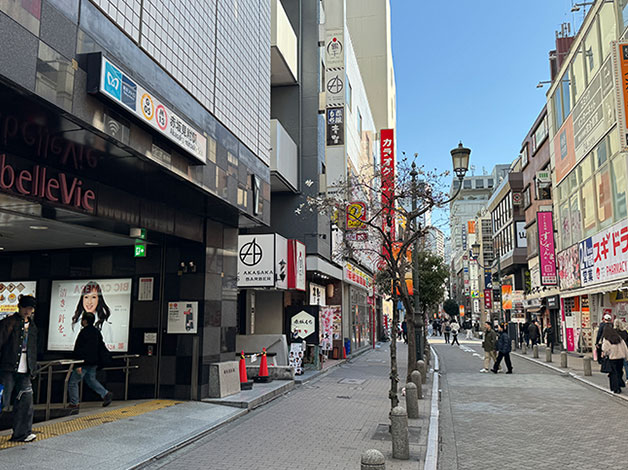 「赤坂見附駅」を地上に出たら左折して、商店街を「赤坂駅」方向に進みます。