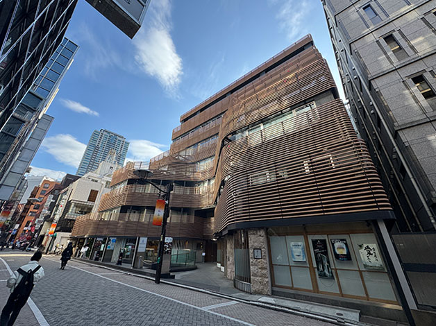 100mほど進むと右側に「HAL探偵社 東京赤坂支店」が入る「Daiwa赤坂ビル」があります。
木目調の格子が波打つデザインが特徴的な建物です。
7階に着いたら本部にお電話ください。担当者がお迎えにいきます。
※「赤坂駅からのご案内」の⑤からをご確認ください。