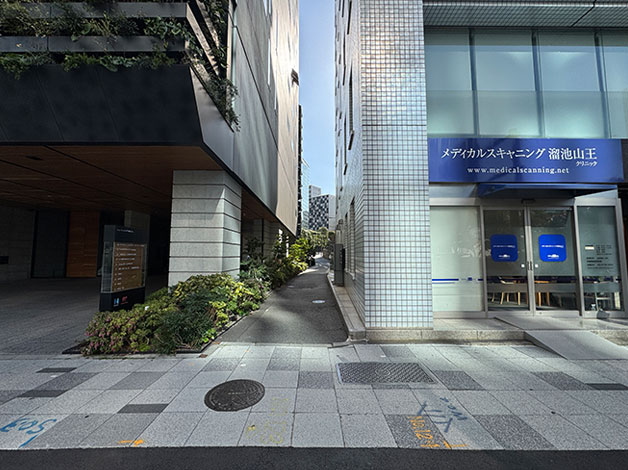 クリニックとの間の細い路地です。「変なホテル」がある5差路の交差点まで進みます。