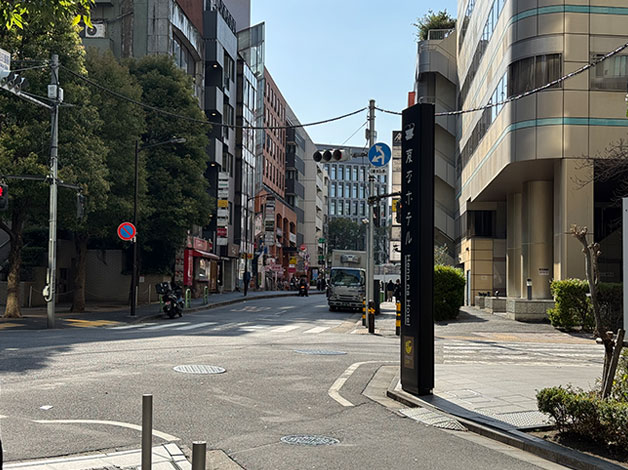 「変なホテル」がある5差路の交差点の横断歩道を、真っすぐ渡ります。