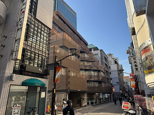 50mほど進むと左側に「HAL探偵社 東京赤坂支店」が入る「Daiwa赤坂ビル」があります。
木目調の格子が波打つデザインが特徴的な建物です。
7階に着いたら本部にお電話ください。担当者がお迎えにいきます。
※「赤坂駅からのご案内」の⑤からをご確認ください。