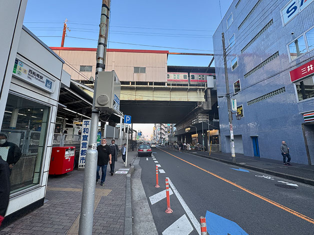 線路沿いを進みます。