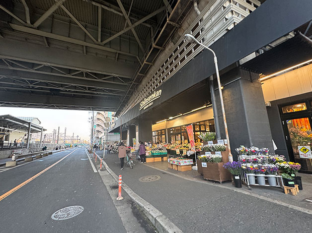 「新鮮館（スーパーマーケット）」の前を線路沿いに進みます。
