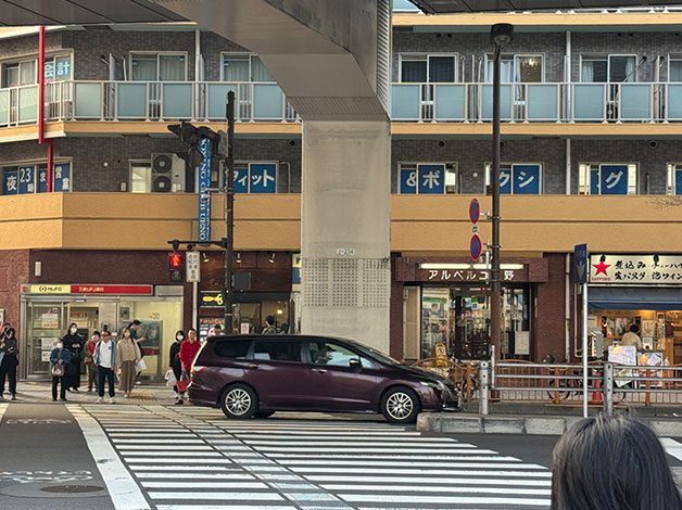 交差点を渡ったら「三菱UFJ銀行ATM」「ボクシングジム」の方向に交差点を渡ります。
※「三菱UFJ銀行ATM」「ボクシングジム」が1階にある建物「アルベルゴ上野」が「HAL探偵社 東京上野支店」の入るビルになります。
以降は、<JR上野駅からのご案内>の6からの通りにお進みください。