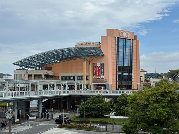東口を出ると、眼の前に「VINA WALK」が見えてきます。
