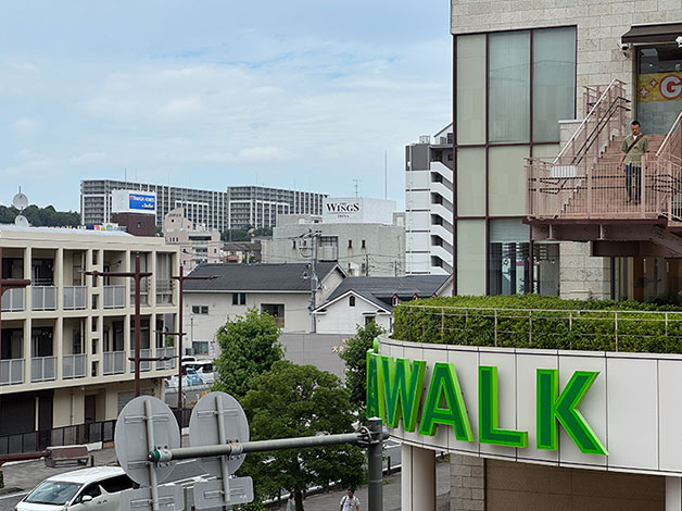 正面に「EBINA THE WING」の建物が見えてきます。
海老名支店は「EBINA THE WING」の並びにあるので、「EBINA THE WING」を目標にお進みください。