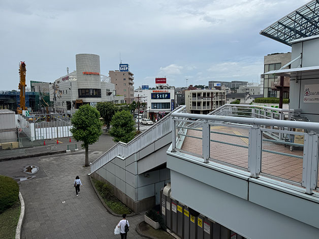 「VINA WALK」の手前にある階段を降りてください。