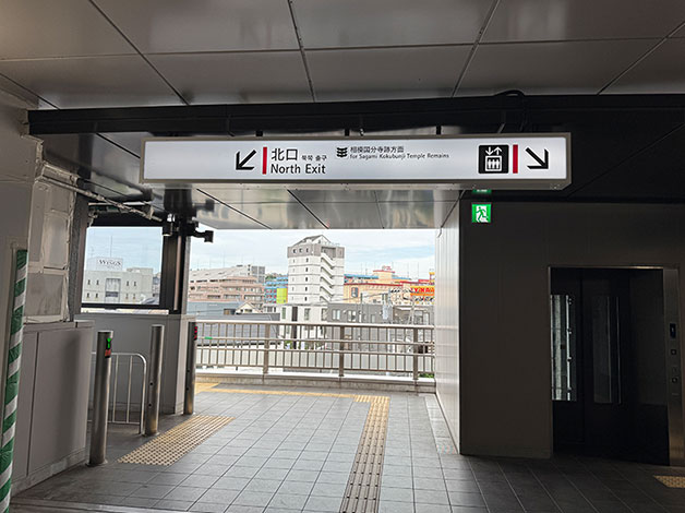 北口エスカレーターを降ります。