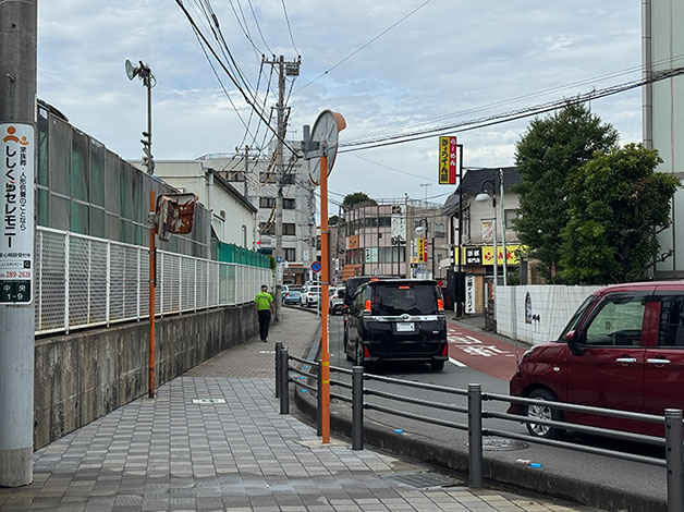 地上に降りたら線路沿いを進みます。
