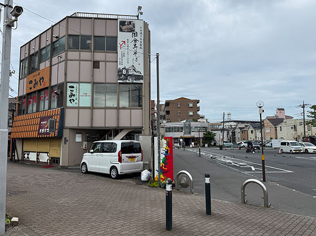 渡った奥に海老名支店があります。