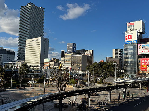 コンコースに出ると、左手側に「コンフォートホテル岐阜」「タワーマンション」「岐阜新聞・看板」などが見えます。この「岐阜新聞・看板」の奥にある「ホテルリソル岐阜」の1階がHAL探偵社岐阜支店です。ここから徒歩4分ほどで着きます。