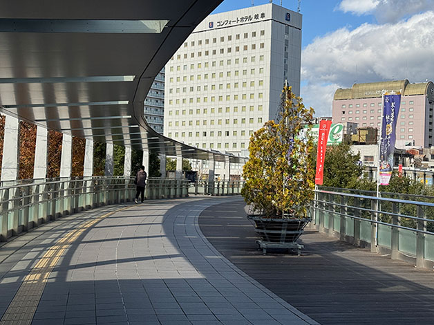 歩道橋を「コンフォートホテル岐阜」方向に進みます。<br>
※ここまで来たら、HAL探偵社岐阜支店がある「ホテルリソル岐阜」がはっきり見えてきます。