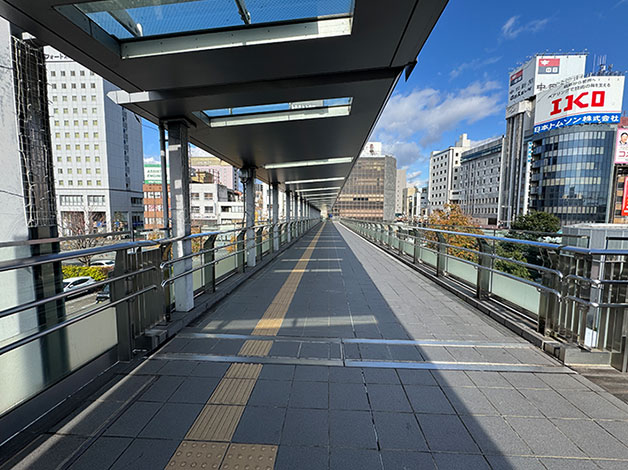 さらに歩道橋をまっすぐ突き当りまで進みます。