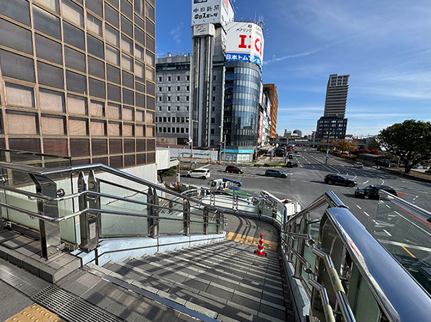 歩道橋の突き当りの階段を下ります。