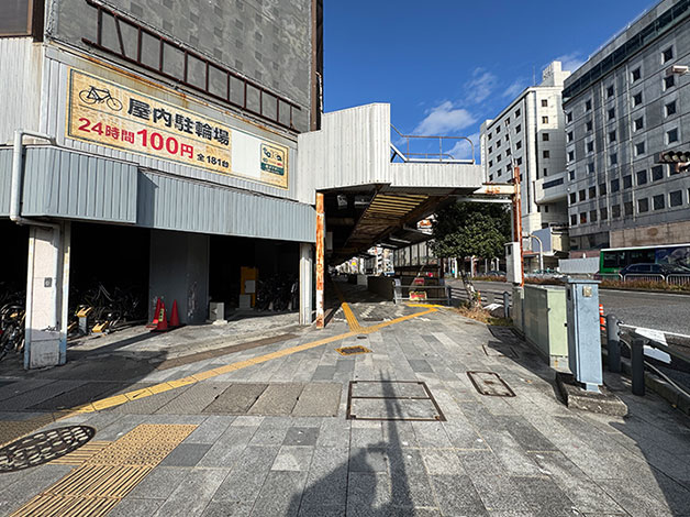 下るとすぐ見える「屋内駐輪場」をまっすぐ（駅から遠ざかる）進みます。