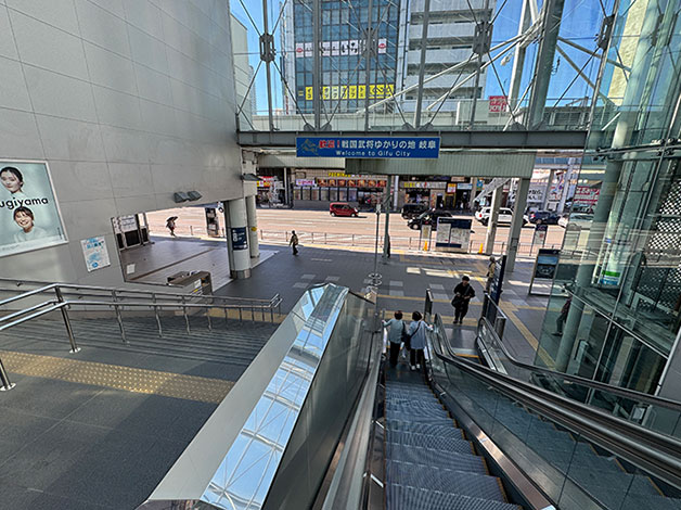 エスカレーターを地上に降ります。