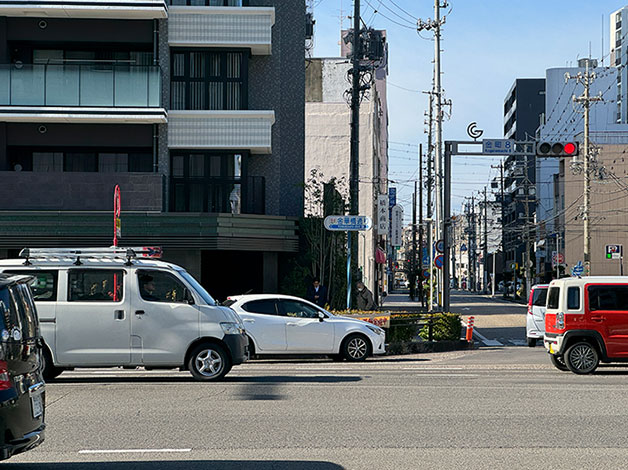 交差点「金町8」を渡ります。渡ってまっすぐ進むと「ホテルリソル岐阜」の1階にHAL探偵社岐阜支店があります。※JR岐阜からのご案内を参照ください。