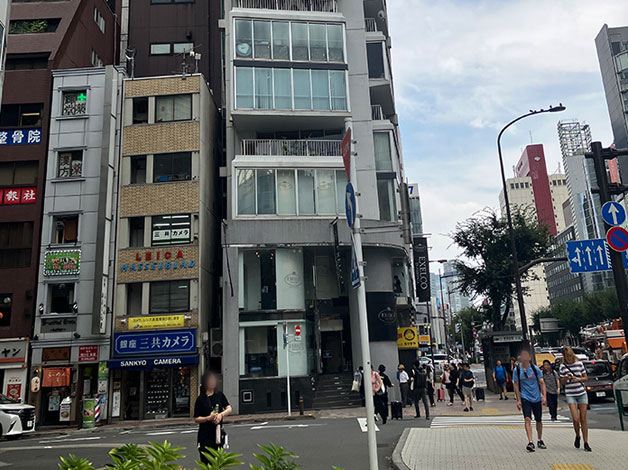 エクセルダイヤモンド本店ビルの手前を左折。木造建築「二葉鮨」の隣の「ACN GINZA4
ビルの10階になります。