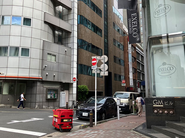 地上に出ると右側にエクセルダイヤモンド本店ビルがあり角を右奥へ進みます。