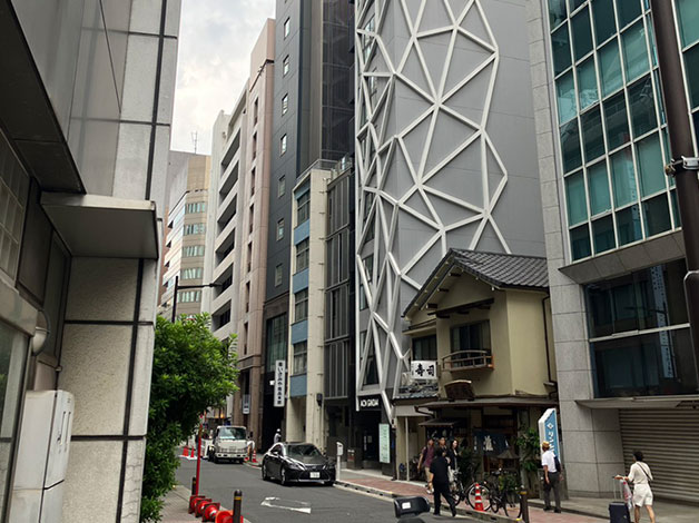 木造建築「二葉鮨」の隣の「ACN GINZA4ビル」の10階になります。