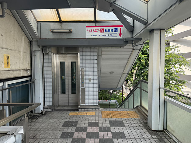 「レンタサイクル」「駐輪場」側からは【エレベーター】で地上に下りてください。【階段】では地上に下りることができません。