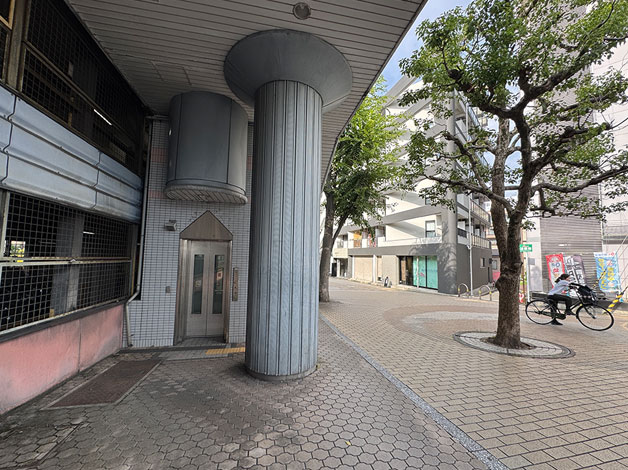 ③④の方法で地上に下りると、すぐ向かい側にある建物がHAL探偵社 大阪茨木高槻支店が入る「ラポール37」です。