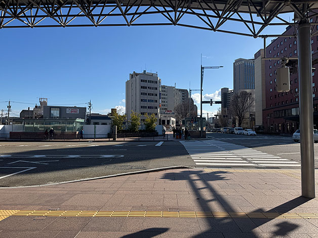 交差点「金沢駅前中央」の左側（「ガーデンホテル金沢」の反対側）を渡り、駅前からの通りをまっすぐ進みます。
※地下からの場合「A7出入り口」をご利用ください。