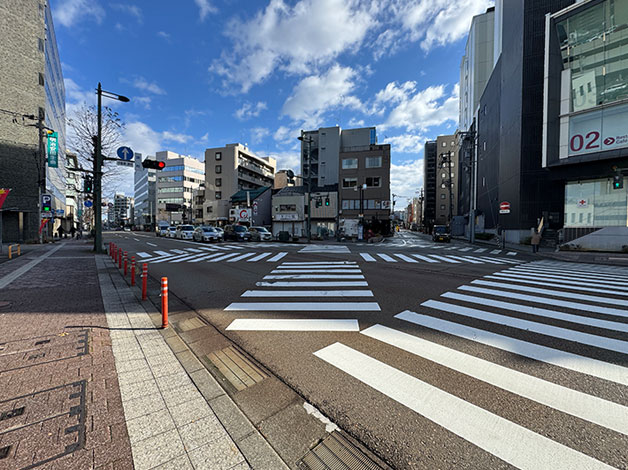 交差点「袋町」を「天ぷら屋」の方向に渡り左折します。
