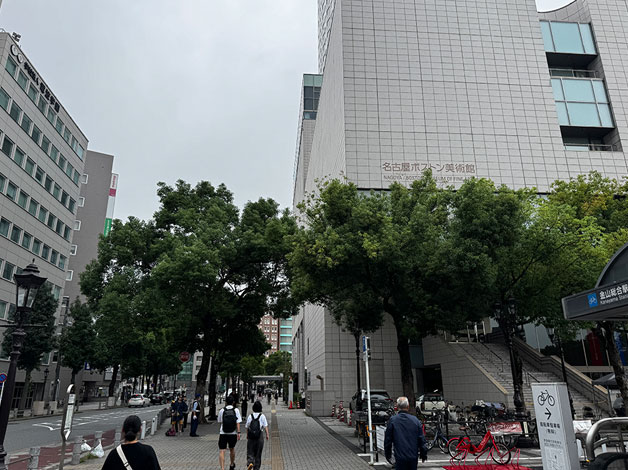 「金山総合駅」南口を出たら、右手側「名古屋ボストン美術館」「ANAクランプラザホテルグランコート名古屋」の方向（「伏見通り」方向）に進みます。