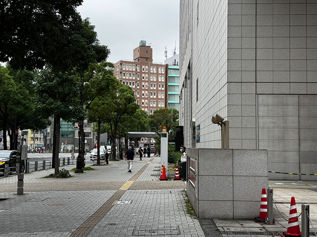 「ANAクランプラザホテルグランコート名古屋」の手前まで来ると、HAL探偵社 愛知名古屋金山支店が入るビル（奥にある茶色の建物）が見えてきます。