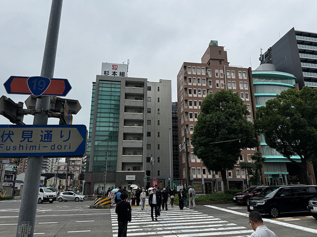 「伏見通り（国道19号線）」に着いたら、交差点「金山新橋南」を渡ります。