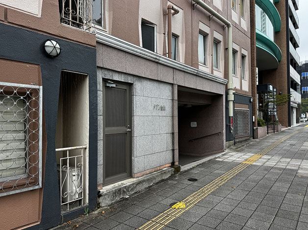 交差点を渡りきったら右折して、「伏見通り」沿いを進むと「メゾン金山」があります。
※隣のビルの1階に美容室「EARTH」さんがあります。