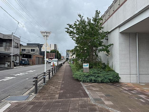 「刈谷市総合健康センター」を過ぎてすぐ、右折します。