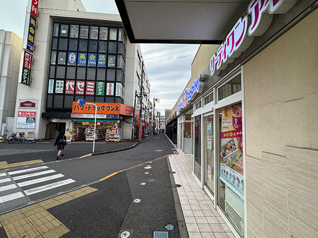 西口を出て、右を進みます。
※サーティーワンアイスクリームの前を通り、ドラッグストア(パワードラッグワンズ)とタリーズコーヒーの間を進みます。