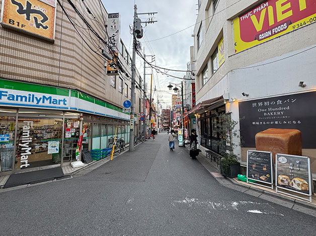 ひとつ目の路地を左に曲がります。
※ファミリーマートとパン屋の間を進みます。
