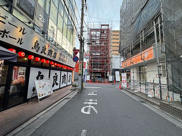 路地の突き当りまで進みます。 
※左に居酒屋(鳥良商店)、右にメガネ屋(メガネフラワー)があります。