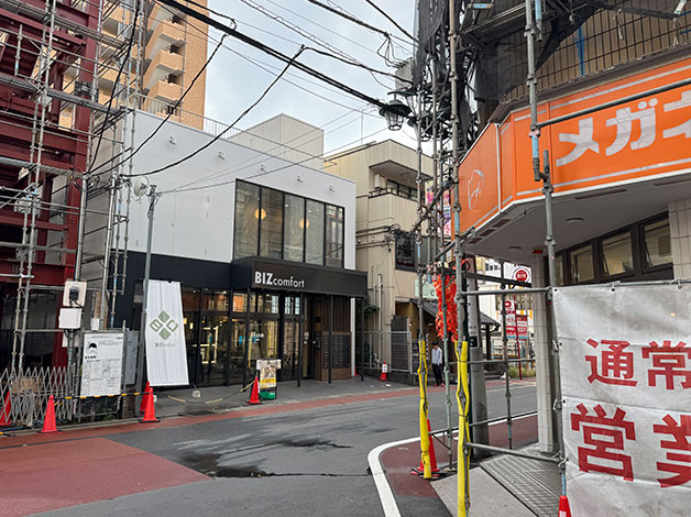 路地を超えるとすぐ春日部支店(BIZcomfort)があります。
※メガネ屋(メガネフラワー)の向かいです。