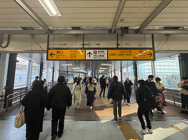 案内に従って進み、階段・エスカレーターを下ります。