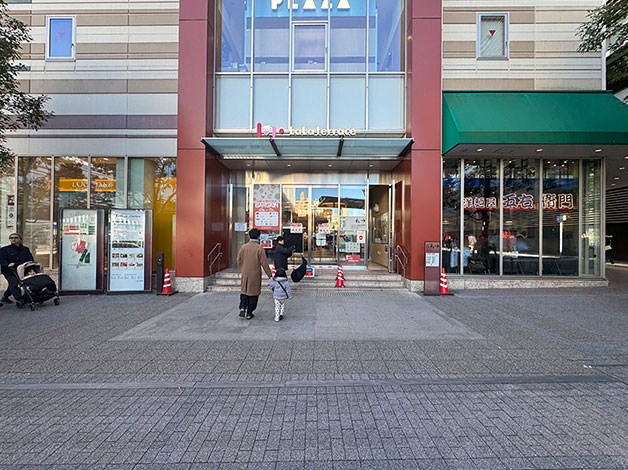 ショッピングモール「ららテラス」の前に到着します。