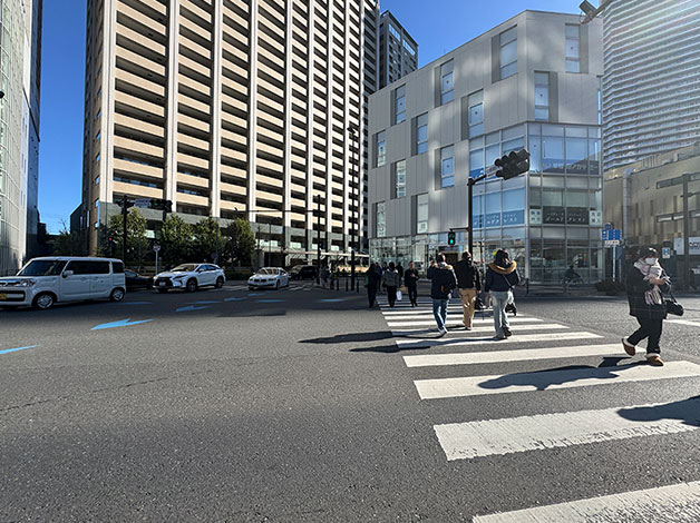 交差点「武蔵小杉駅横須賀線口」を斜め方向に渡ります。